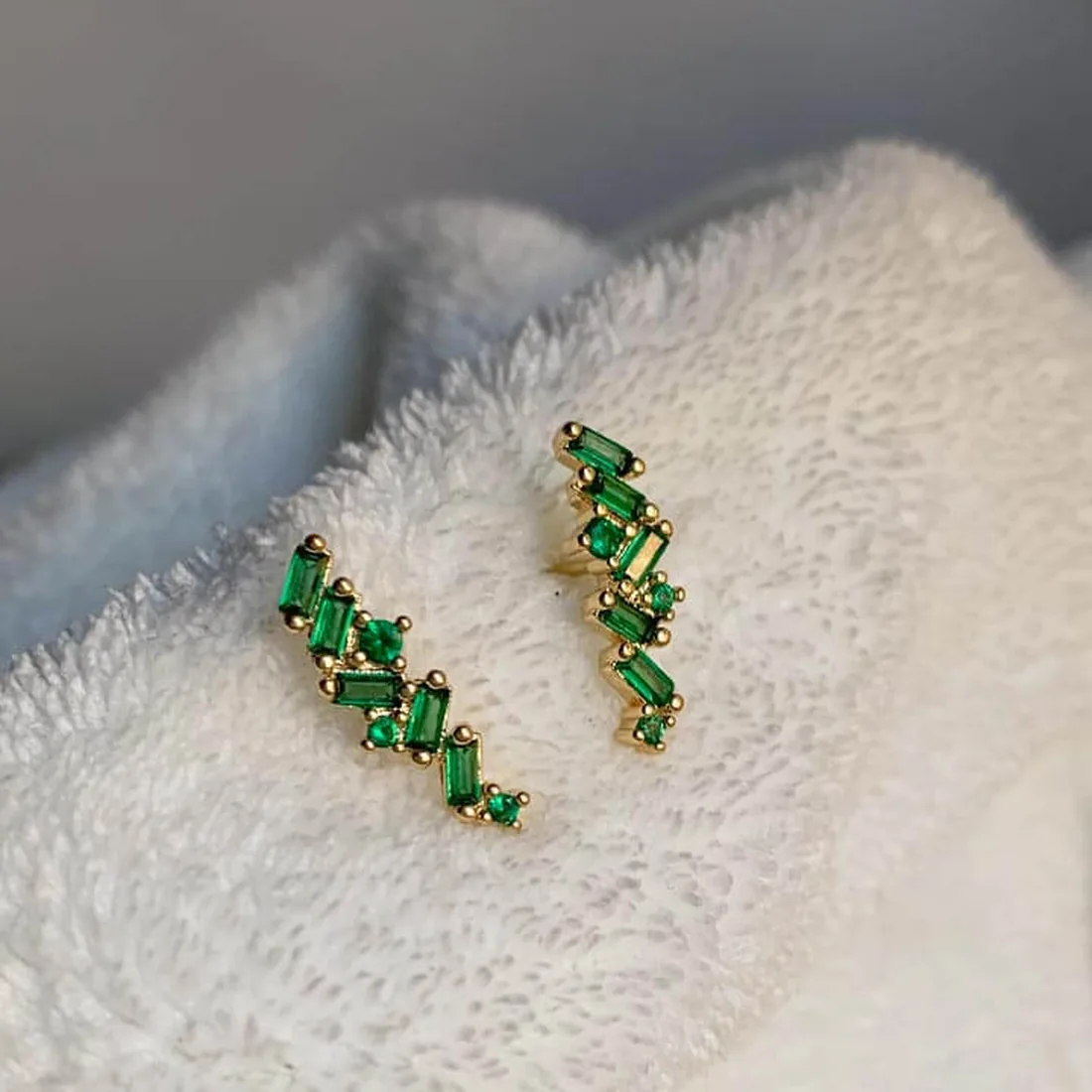 Aretes tipo colgante en oro con esmeraldas talla baguette