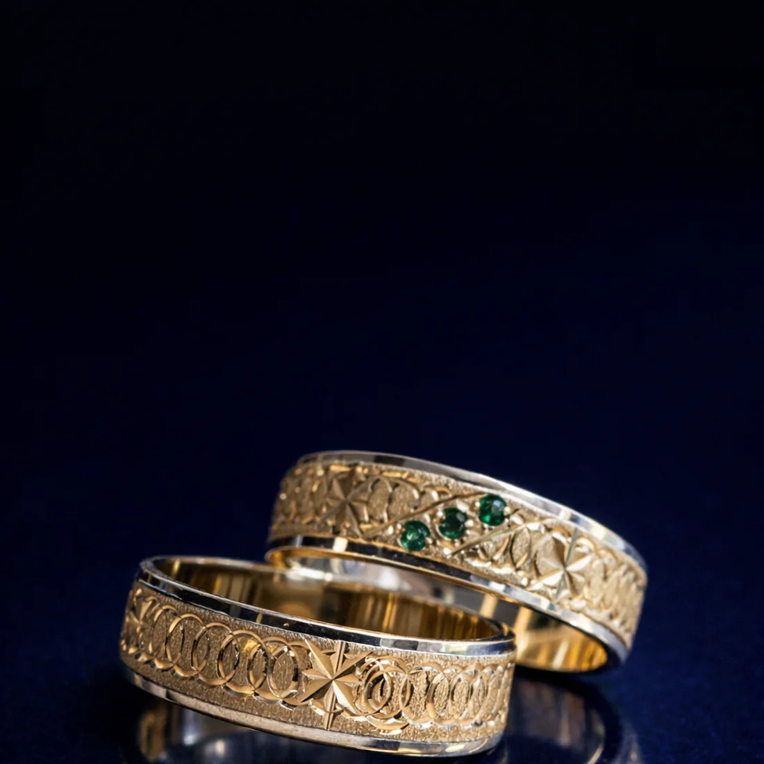 Argollas de matrimonio en oro blanco y amarillo con esmeraldas