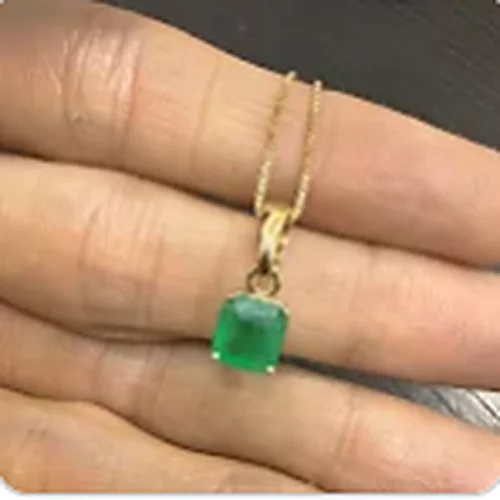 Dije de esmeralda en cadena de oro, entregado a un cliente